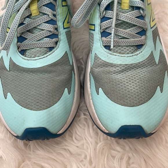 New Balance Teal Sneakers Girls,Size 4.5 - Picture 3 of 7
